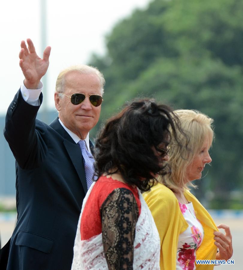 U.S. Vice President Joe Biden (C) waves upon his arrival at the airport in New Delhi, India, July 22, 2013. Biden arrived in India Monday for a four-day visit. (Xinhua/Partha Sarkar)