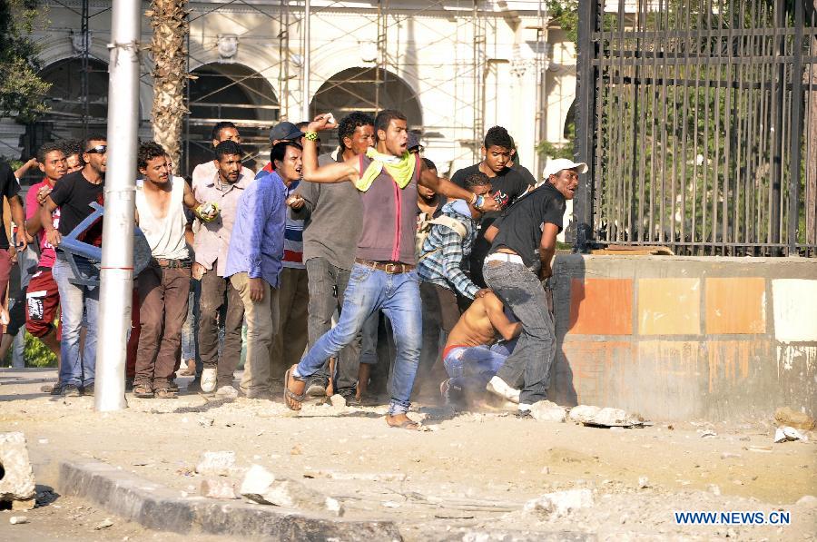 Opponents of Egypt's ousted president Mohamed Morsi fight during clashes in Cairo, Egypt, July 22, 2013. The death toll of clashes between supporters and opponents of ousted Egyptian president Mohamed Morsi on Monday has climbed to four, the state TV reported. (Xinhua/STR)