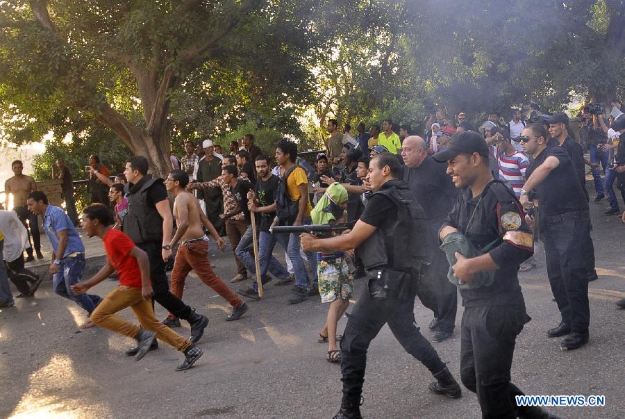 Opponents of Egypt's ousted president Mohamed Morsi fight during clashes in Cairo, Egypt, July 22, 2013. The death toll of clashes between supporters and opponents of ousted Egyptian president Mohamed Morsi on Monday has climbed to four, the state TV reported. (Xinhua/STR)