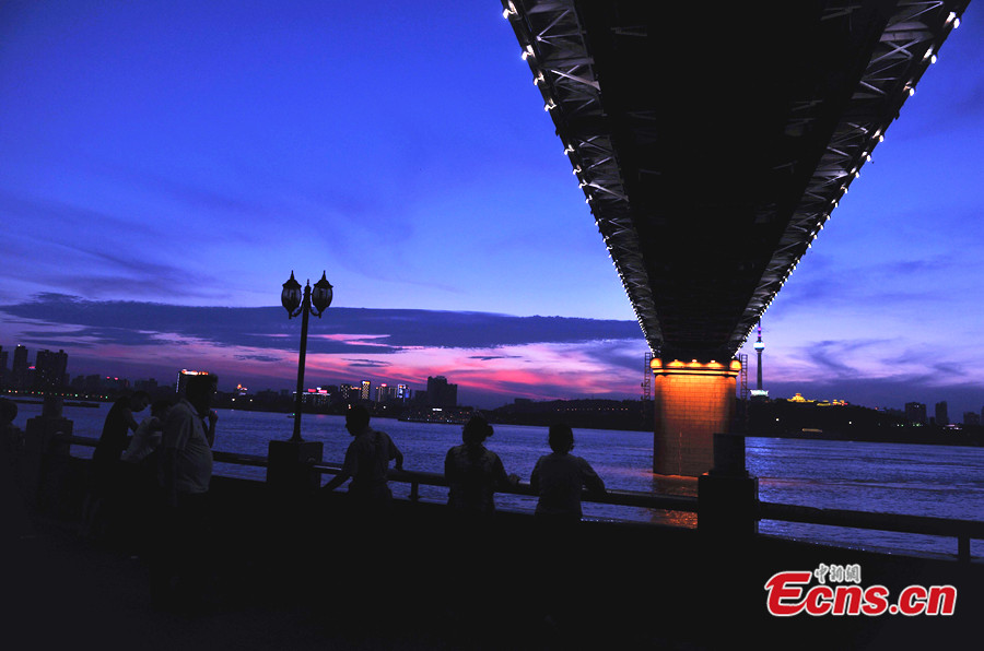 Photo taken on July 22 shows the imposing sunset glow in Wuhan, capital city of Central China's Hubei Province. (CNS/Zhang Chang)