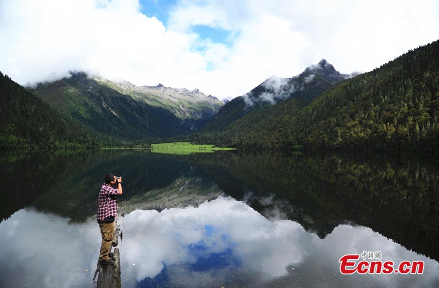 Wuxuhai Lake Scenic Resort, as an important part of Mount Gongga, is located in Jiulong County of Ganzi Tibetan Autonomous Prefecture, Southwest China's Sichuan Province with an altitude of 3760 meters. "Wuxuhai" means a blazing and sunny lake in the Tibetan language. (Photo/Gao Xiuqing)