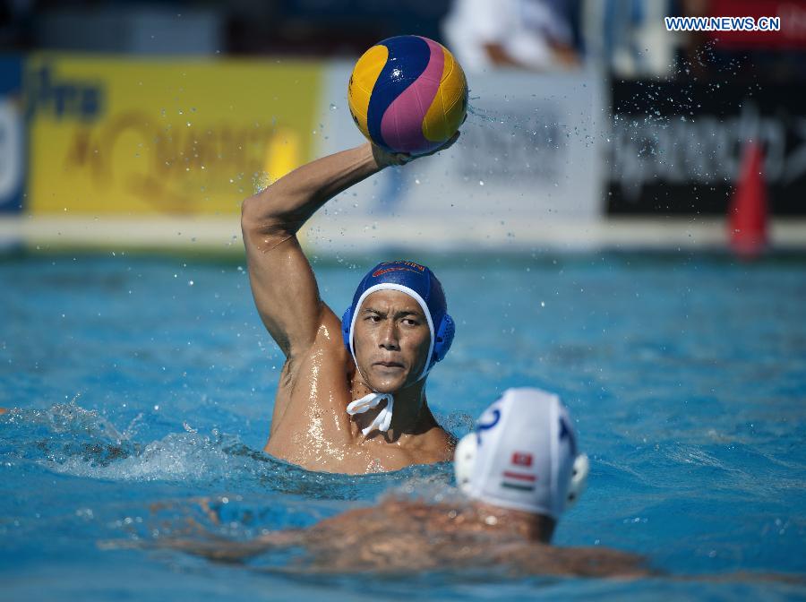 China's Wang Yang (Top) competes during the preliminary round match of man's water polo competition against Hungary in Barcelona, Spain, on July 22, 2013. China lost 5-13. (Xinhua/Xie Haining)