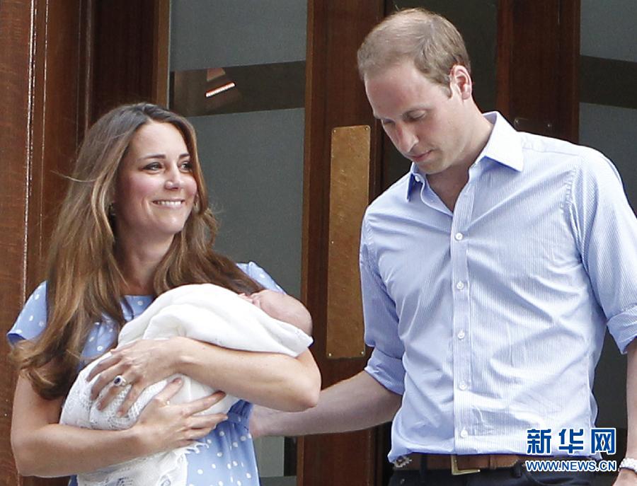 Prince William, his wife Kate and their newborn baby boy have arrived at Kensington Palace. Just before they left the hospital, the royal couple gave the world its first glimpse of Britain’s newest Prince. (Photo/ Xinhua)