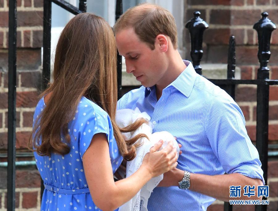 Prince William, his wife Kate and their newborn baby boy have arrived at Kensington Palace. Just before they left the hospital, the royal couple gave the world its first glimpse of Britain’s newest Prince. (Photo/ Xinhua)