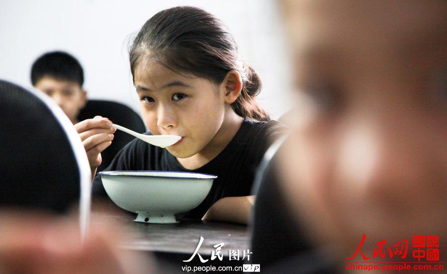 At the end of the training, children are offered with a bowl of bean soup to relieve their inner heat. (vip.people.com.cn/Liang Hongyuan)