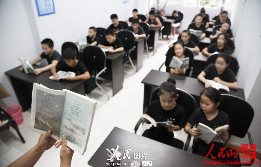 Children in the acrobatic troupe take academic classes. (vip.people.com.cn/Liang Hongyuan)