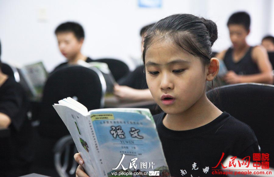 Children in the acrobatic troupe take academic classes. (vip.people.com.cn/Liang Hongyuan)