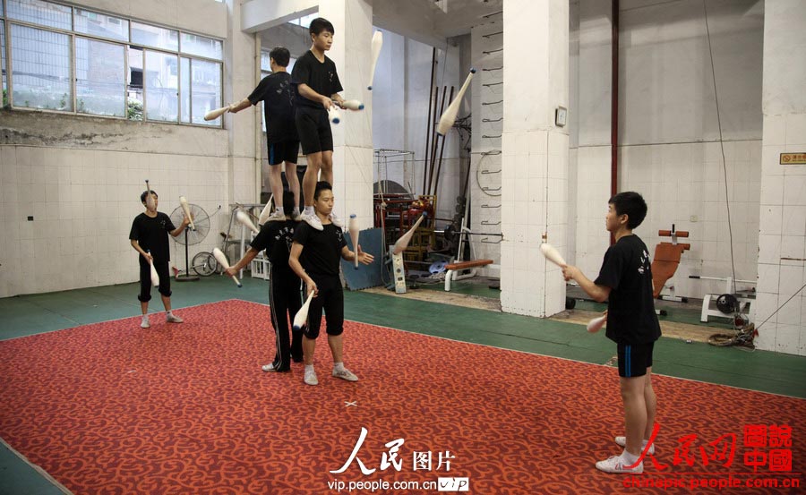 Children in the acrobatic troupe do daily trainings. (vip.people.com.cn/Liang Hongyuan)