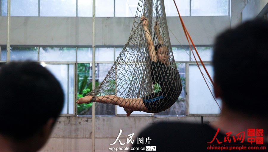 Children in the acrobatic troupe do daily trainings. (vip.people.com.cn/Liang Hongyuan)