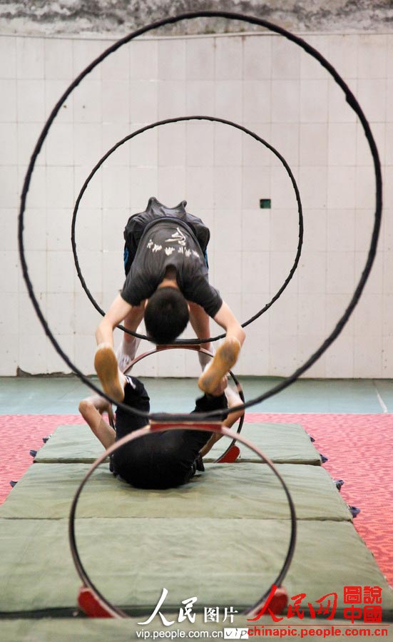 Children in the acrobatic troupe do daily trainings. (vip.people.com.cn/Liang Hongyuan)