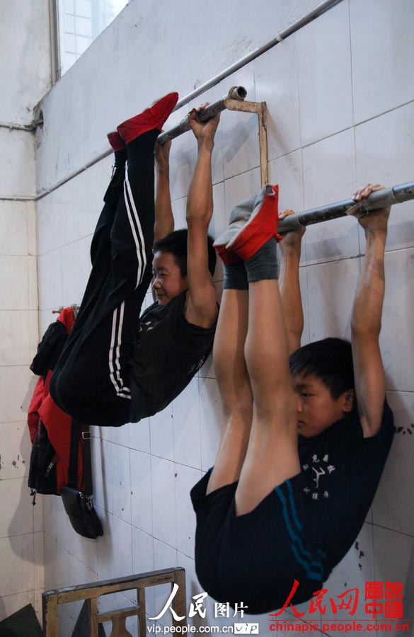 Children in the acrobatic troupe do daily trainings. (vip.people.com.cn/Liang Hongyuan)