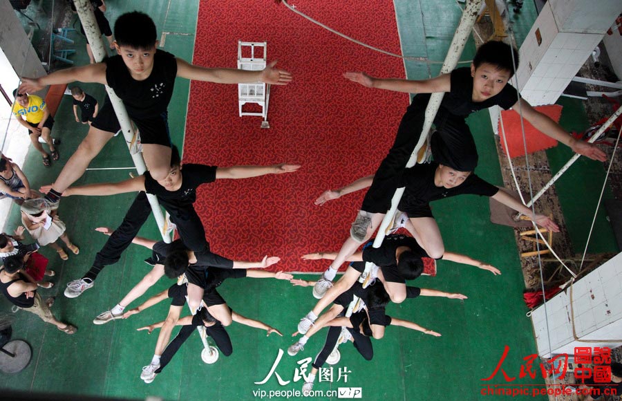 Children in the acrobatic troupe do daily trainings. (vip.people.com.cn/Liang Hongyuan)