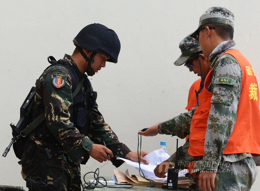 The special operation members from various military area commands of the PLA participate in the anti-terrorism and 40 kilometers orienteering parts of the land subjects of the competition on July 21, 2013. They challenged physiological limits in the complex environment, and withstood the test of live-fire contest.  (China Military Online/Li Jing)