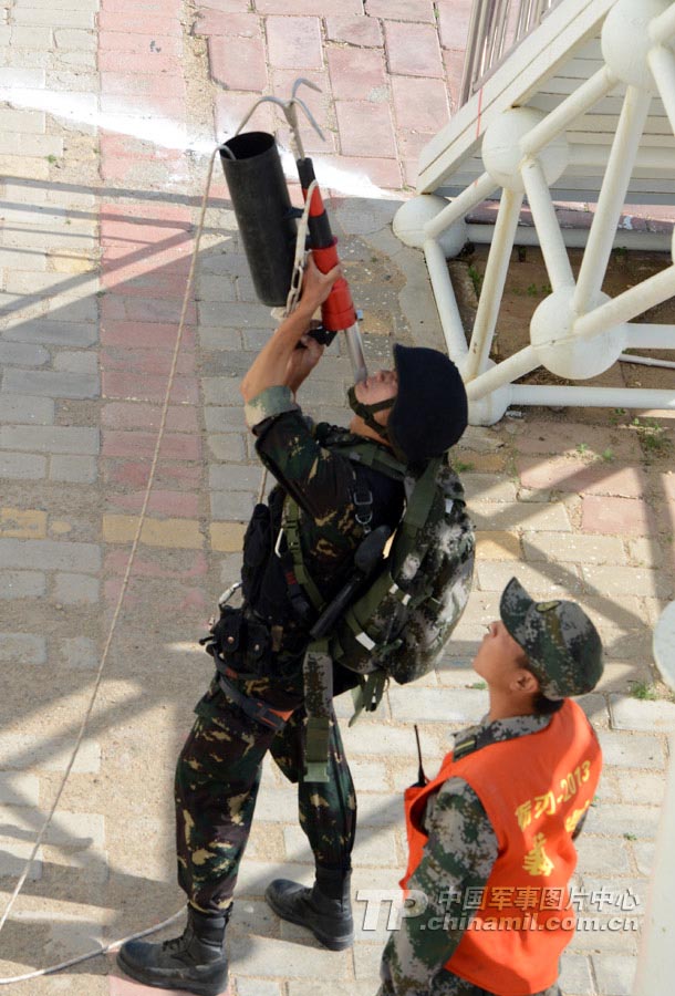 The special operation members from various military area commands of the PLA participate in the anti-terrorism and 40 kilometers orienteering parts of the land subjects of the competition on July 21, 2013. They challenged physiological limits in the complex environment, and withstood the test of live-fire contest.  (China Military Online/Li Jing)