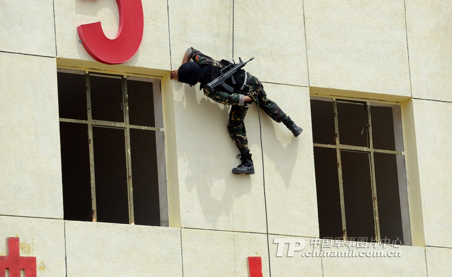 The special operation members from various military area commands of the PLA participate in the anti-terrorism and 40 kilometers orienteering parts of the land subjects of the competition on July 21, 2013. They challenged physiological limits in the complex environment, and withstood the test of live-fire contest.  (China Military Online/Li Jing)