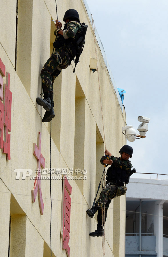 The special operation members from various military area commands of the PLA participate in the anti-terrorism and 40 kilometers orienteering parts of the land subjects of the competition on July 21, 2013. They challenged physiological limits in the complex environment, and withstood the test of live-fire contest.  (China Military Online/Li Jing)