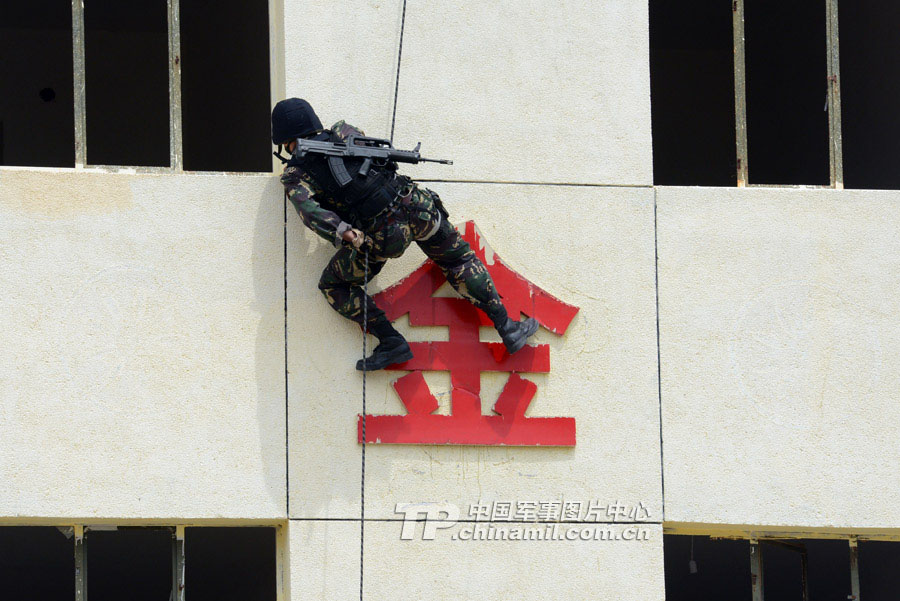 The special operation members from various military area commands of the PLA participate in the anti-terrorism and 40 kilometers orienteering parts of the land subjects of the competition on July 21, 2013. They challenged physiological limits in the complex environment, and withstood the test of live-fire contest.  (China Military Online/Li Jing)