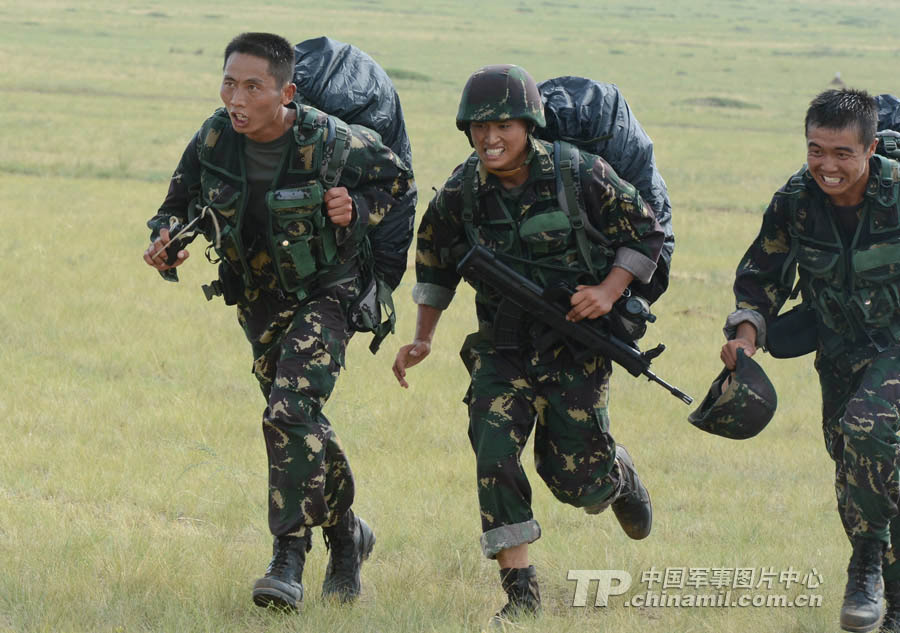 The special operation members from various military area commands of the PLA participate in the anti-terrorism and 40 kilometers orienteering parts of the land subjects of the competition on July 21, 2013. They challenged physiological limits in the complex environment, and withstood the test of live-fire contest.  (China Military Online/Li Jing)