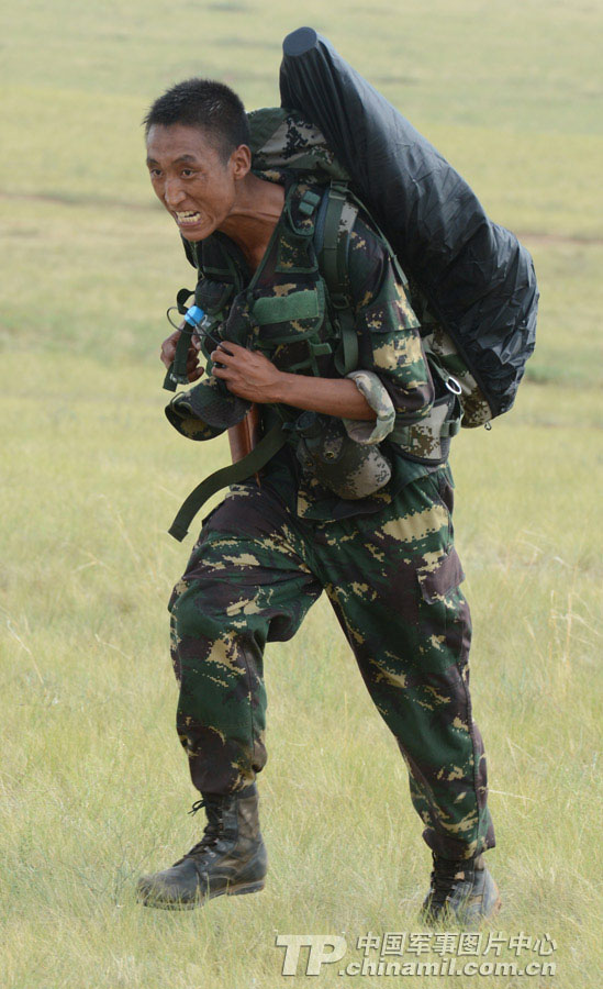 The special operation members from various military area commands of the PLA participate in the anti-terrorism and 40 kilometers orienteering parts of the land subjects of the competition on July 21, 2013. They challenged physiological limits in the complex environment, and withstood the test of live-fire contest.  (China Military Online/Li Jing)