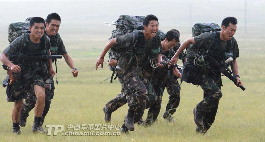 The special operation members from various military area commands of the PLA participate in the anti-terrorism and 40 kilometers orienteering parts of the land subjects of the competition on July 21, 2013. They challenged physiological limits in the complex environment, and withstood the test of live-fire contest.  (China Military Online/Li Jing)