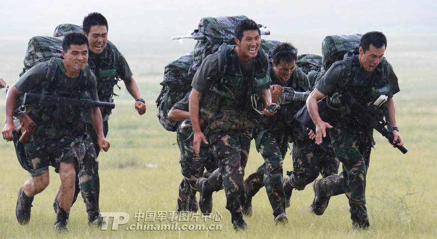 The special operation members from various military area commands of the PLA participate in the anti-terrorism and 40 kilometers orienteering parts of the land subjects of the competition on July 21, 2013. They challenged physiological limits in the complex environment, and withstood the test of live-fire contest.  (China Military Online/Li Jing)