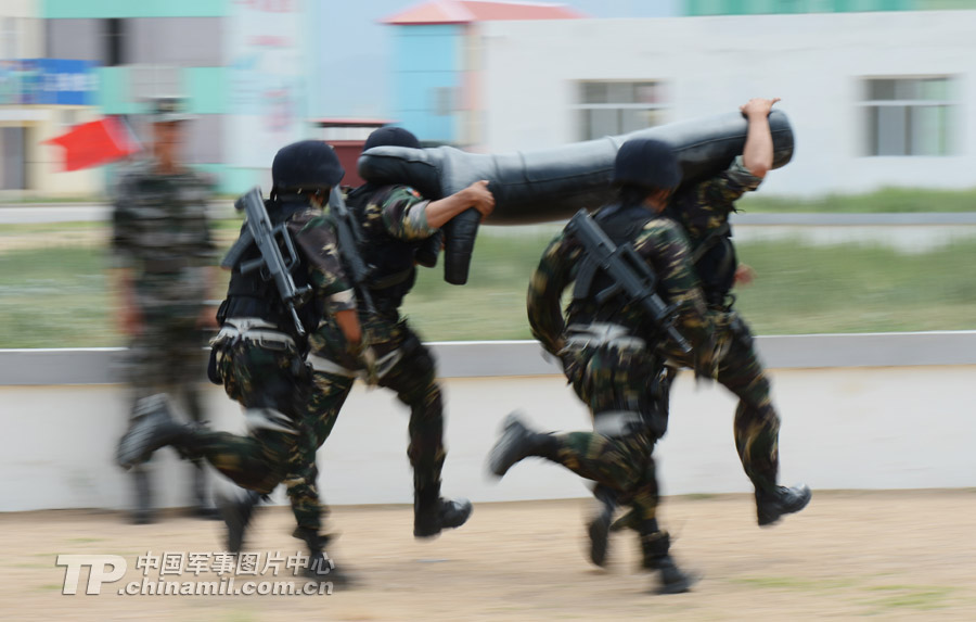 The special operation members from various military area commands of the PLA participate in the anti-terrorism and 40 kilometers orienteering parts of the land subjects of the competition on July 21, 2013. They challenged physiological limits in the complex environment, and withstood the test of live-fire contest.  (China Military Online/Li Jing)