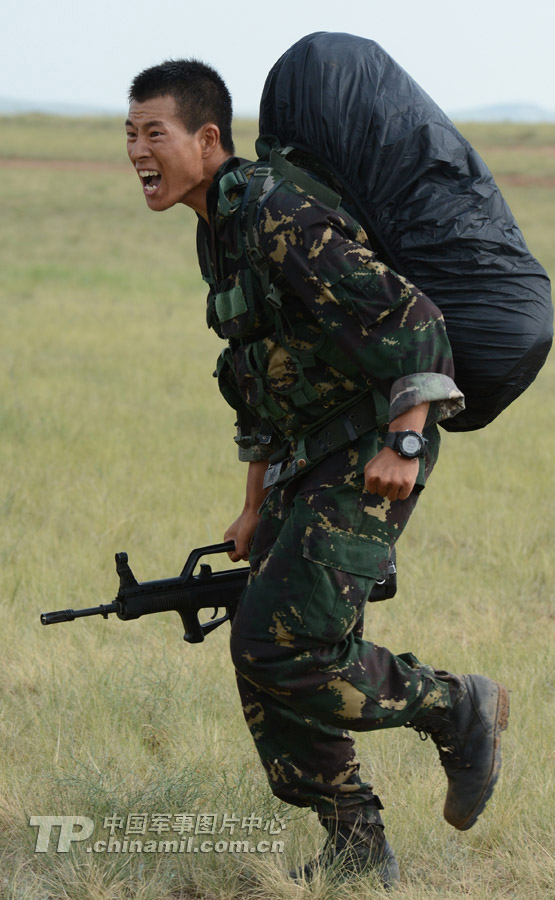 The special operation members from various military area commands of the PLA participate in the anti-terrorism and 40 kilometers orienteering parts of the land subjects of the competition on July 21, 2013. They challenged physiological limits in the complex environment, and withstood the test of live-fire contest.  (China Military Online/Li Jing)