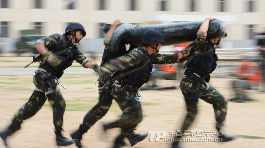 The special operation members from various military area commands of the PLA participate in the anti-terrorism and 40 kilometers orienteering parts of the land subjects of the competition on July 21, 2013. They challenged physiological limits in the complex environment, and withstood the test of live-fire contest.  (China Military Online/Li Jing)