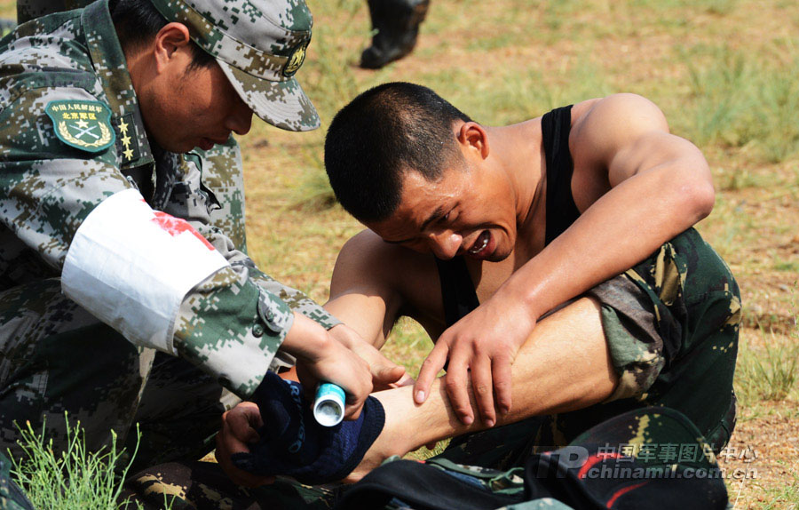 The special operation members from various military area commands of the PLA participate in the anti-terrorism and 40 kilometers orienteering parts of the land subjects of the competition on July 21, 2013. They challenged physiological limits in the complex environment, and withstood the test of live-fire contest.  (China Military Online/Li Jing)