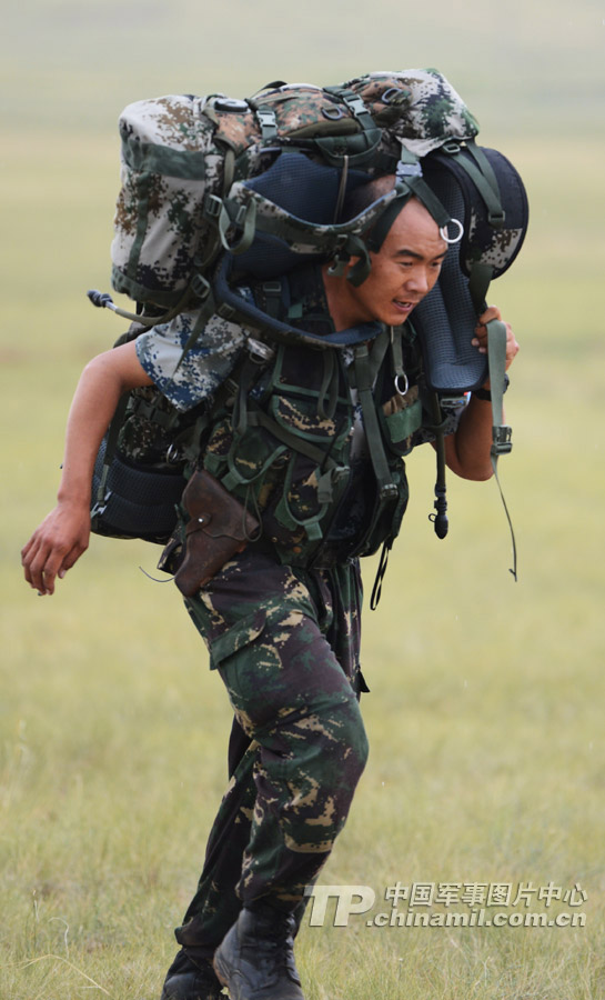 The special operation members from various military area commands of the PLA participate in the anti-terrorism and 40 kilometers orienteering parts of the land subjects of the competition on July 21, 2013. They challenged physiological limits in the complex environment, and withstood the test of live-fire contest.  (China Military Online/Li Jing)