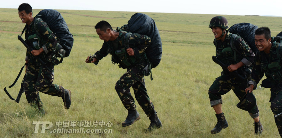 The special operation members from various military area commands of the PLA participate in the anti-terrorism and 40 kilometers orienteering parts of the land subjects of the competition on July 21, 2013. They challenged physiological limits in the complex environment, and withstood the test of live-fire contest.  (China Military Online/Li Jing)