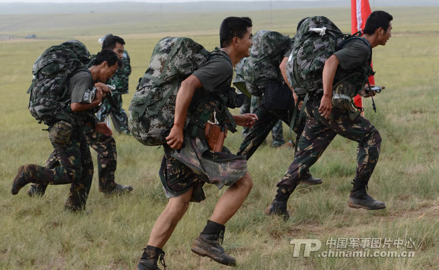 The special operation members from various military area commands of the PLA participate in the anti-terrorism and 40 kilometers orienteering parts of the land subjects of the competition on July 21, 2013. They challenged physiological limits in the complex environment, and withstood the test of live-fire contest.  (China Military Online/Li Jing)