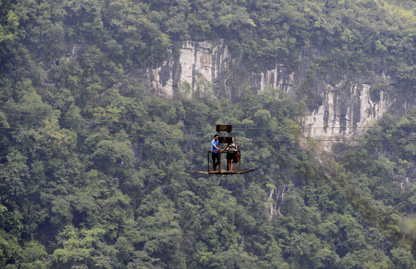 The ropeway is 1 km long and 480 meters above the valley.(Photo/Xinhua)