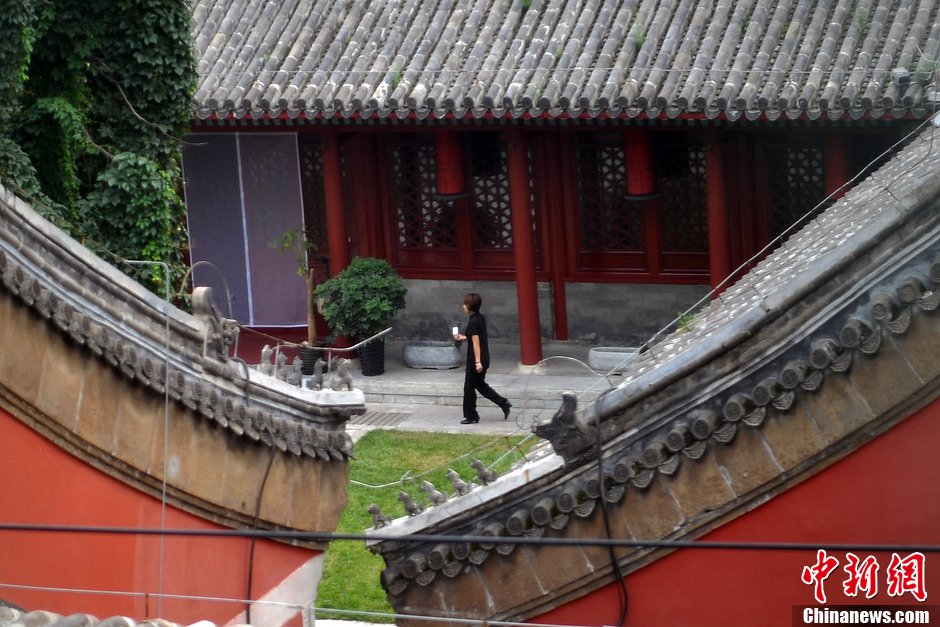 Attendants in uniforms are busy in the temple. (CNS/Jin Shuo)