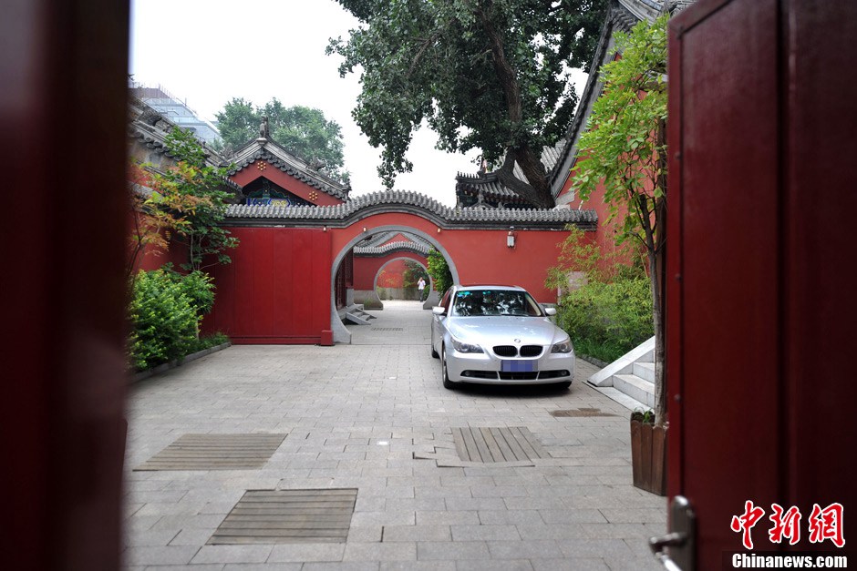 One has to enter the password or wait for other people coming out in order to enter the ancient temple. Red electric iron door are installed. (CNS/Jin Shuo)