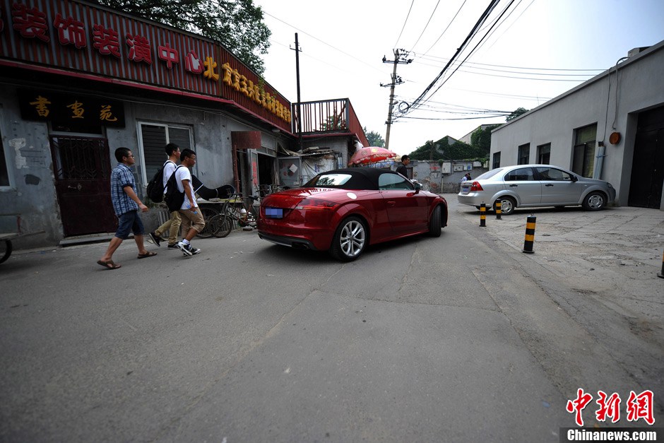 Many luxurious cars come and leave around the temple. (CNS/Jin Shuo)