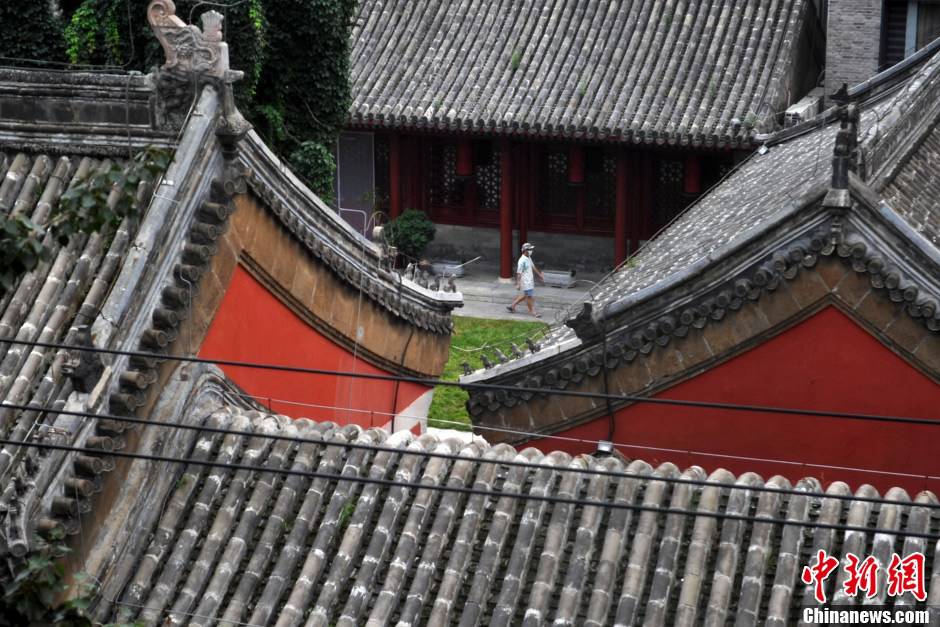 There are mysterious people crossing the temple from time to time. (CNS/Jin Shuo)