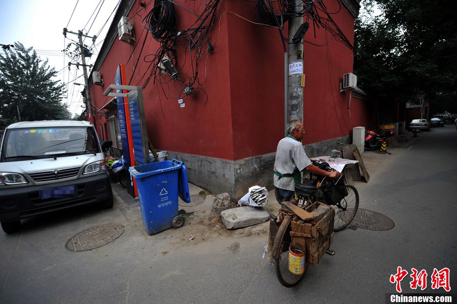 An old craftsman walks down the hutong. (CNS/Jin Shuo)