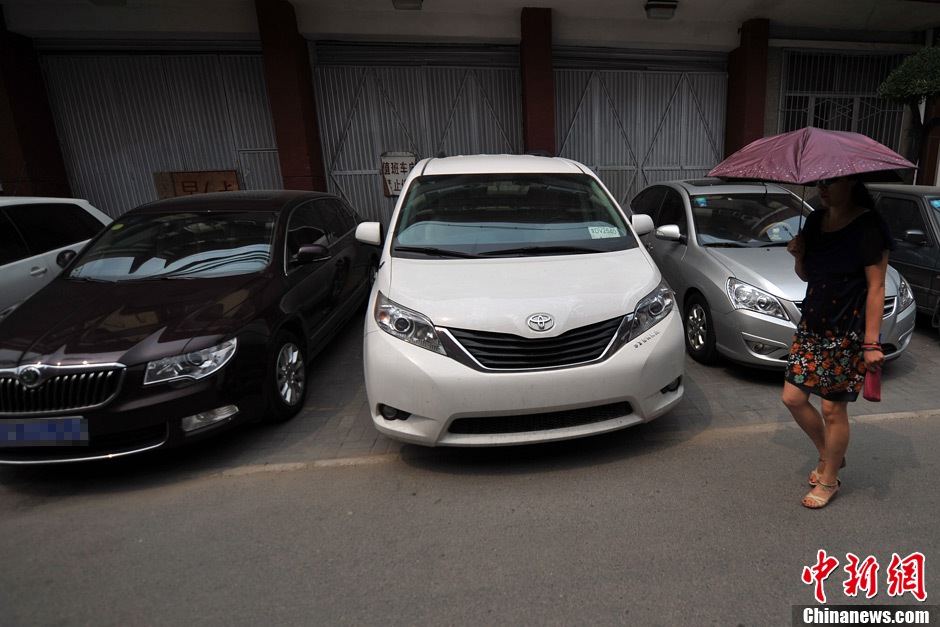 A commercial vehicle without license is parked on the north side of the temple. According to nearby residents, this car is used to pick up private “members”. (CNS/Jin Shuo)