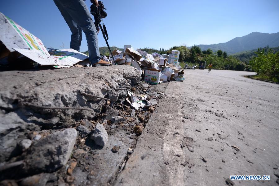 Photo taken on July 24, 2013 shows the accident site where a vehicle overturned on a provincial highway in Nanfeng County, east China's Jiangxi Province. The accident that occurred late Tuesday has left 16 people dead and 10 others injured, local authorities said early Wednesday. Fifteen people were killed on the spot, and one died after medical treatment failed. Ten people were treated in local hospitals. (Xinhua/Zhou Mi)