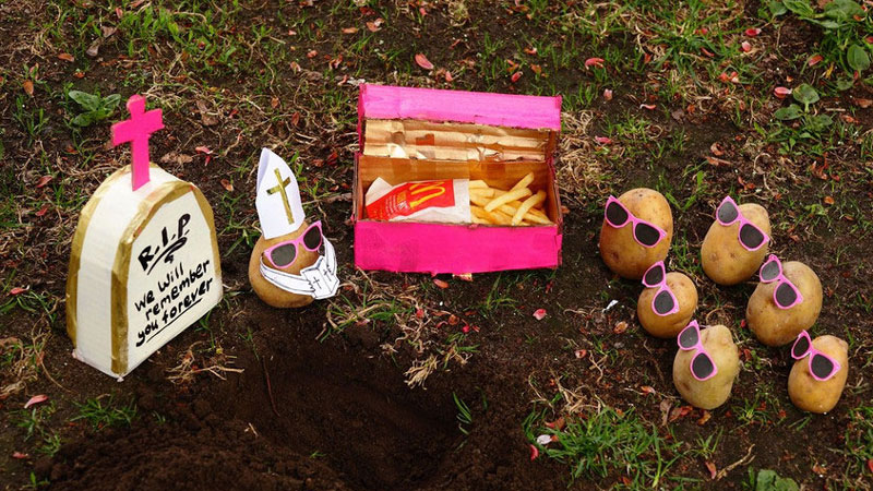 Potatoes get crazy when they meet German artist Peter Pink. Pink, based in Berlin, shot the amusing photographs outside a McDonald's in Berlin Neukoelln. (Source: cri.cn)