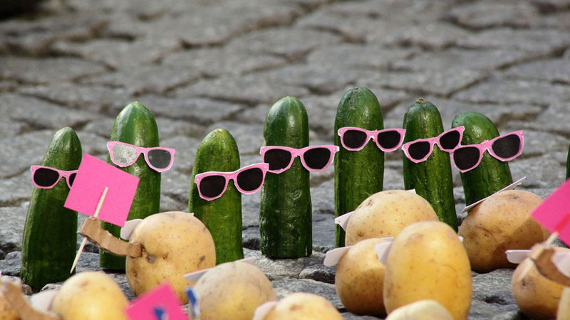 Potatoes get crazy when they meet German artist Peter Pink. Pink, based in Berlin, shot the amusing photographs outside a McDonald's in Berlin Neukoelln. (Source: cri.cn)