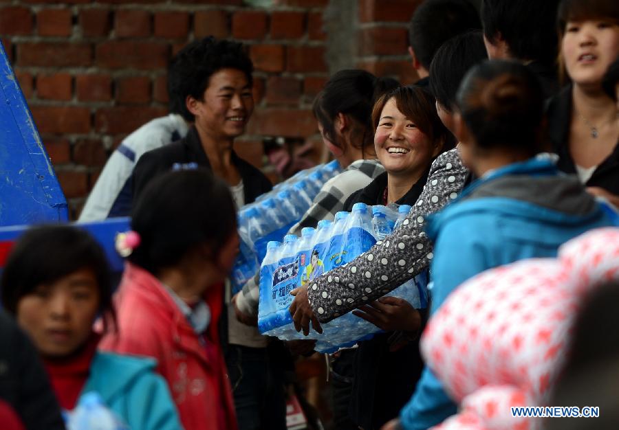 Villagers get relief supplies in quake-hit Yongxing Village of Minxian County, northwest China's Gansu Province, July 24, 2013. The death toll has climbed to 95 in the 6.6-magnitude earthquake which jolted a juncture region of Minxian County and Zhangxian County in Dingxi City Monday morning. (Xinhua/Zhang Meng)