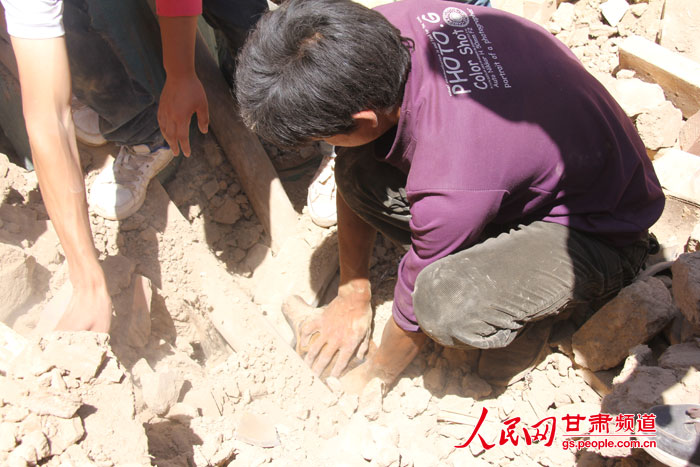 After being buried in debris for more than 30 hours, a dog in a quake-hit village in Gansu province miraculously survived and was rescued by his owner and other helpers on Tuesday.(Photo / gs.people.com.cn)