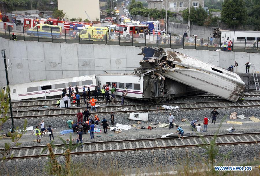 Rescuers and citizens work at the site where a train crashed, at the entrance of Santiago de Compostela Station, in the autonomous community of Galicia, northwest of Spain, on July 24, 2013. Up to 35 people have died and around 100 injured after a train derailed just outside the city of Santiago de Compostela in the region of Galicia in north-western Spain on Wednesday evening.(Xinhua/Oscar Corral)