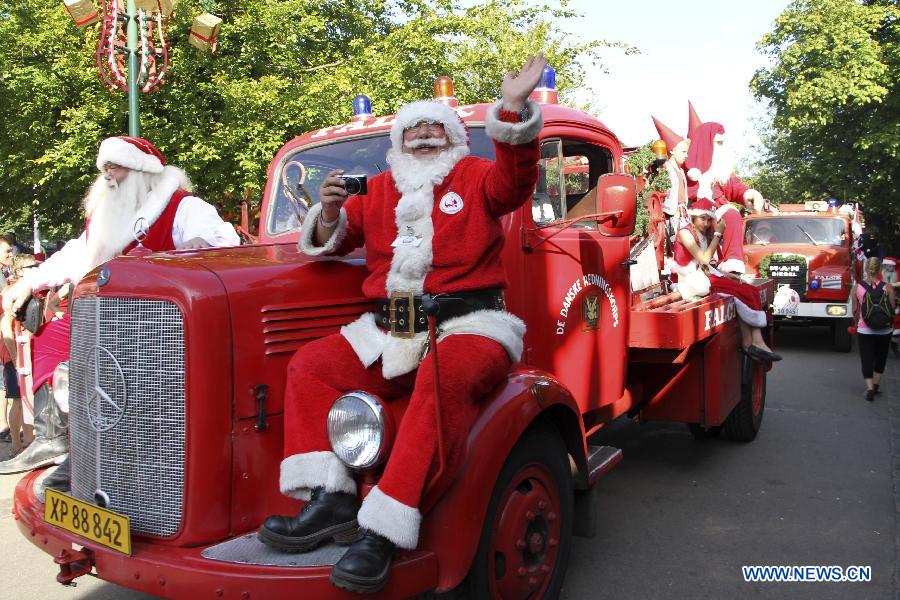 People dressed as Santa Claus participate in a parade during the annual World Santa Claus Congress in Copenhagen, Denmark, July 24, 2013. Santa Johnny from China's Hong Kong won the "World Best Santa Claus" on Wednesday. (Xinhua/Yang Jingzhong) 