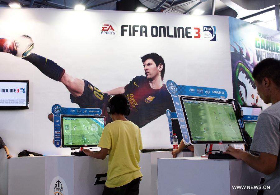 Visitors play a digital game at the 11th China International Digital Entertainment Expo (China Joy 2013) in Shanghai, east China, July 25, 2013. The expo kicked off on Thursday, with over 300 relative enterprises participated. (Xinhua/Ren Long)