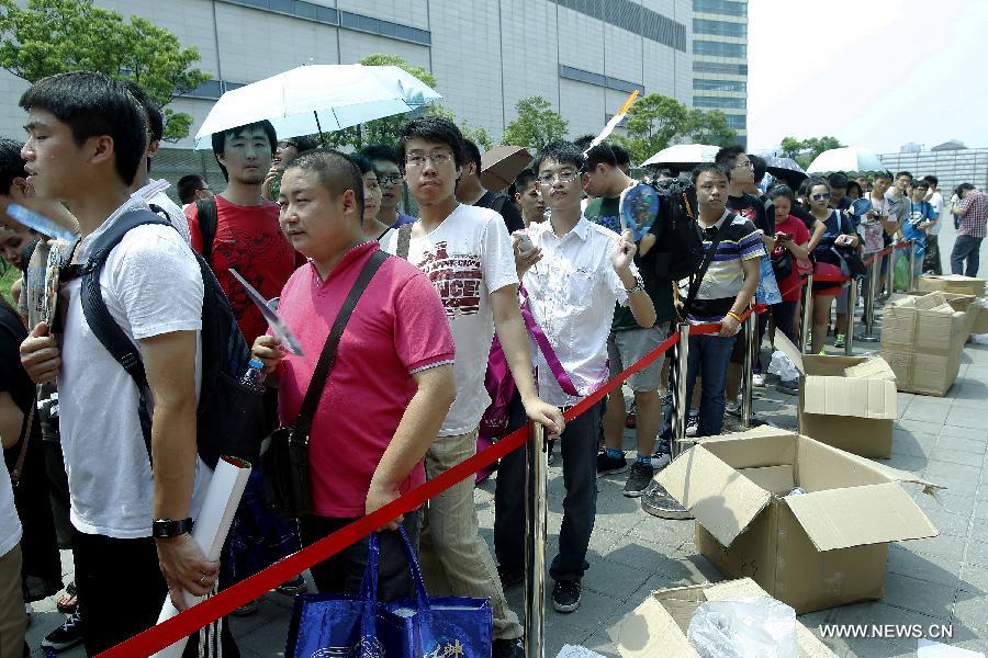 Visitors line up to view the 11th China International Digital Entertainment Expo (China Joy 2013) in Shanghai, east China, July 25, 2013. The expo kicked off on Thursday, with over 300 related enterprises participating. (Xinhua/Ren Long)