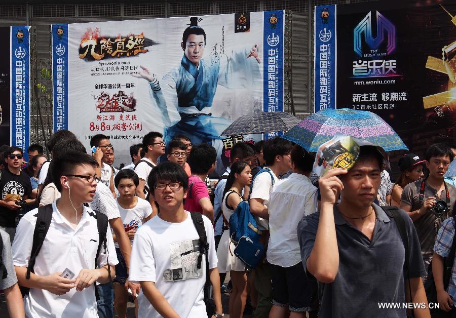 Visitors prepare to view the 11th China International Digital Entertainment Expo (China Joy 2013) in Shanghai, east China, July 25, 2013. The expo kicked off on Thursday, with over 300 related enterprises participating. (Xinhua/Ren Long)