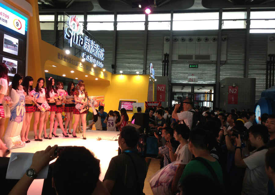 Visitors watch a show at the 11th ChinaJoy, the China Digital Entertainment Expo and Conference on July 25, 2013. (Shi Jing/ chinadaily.com.cn)